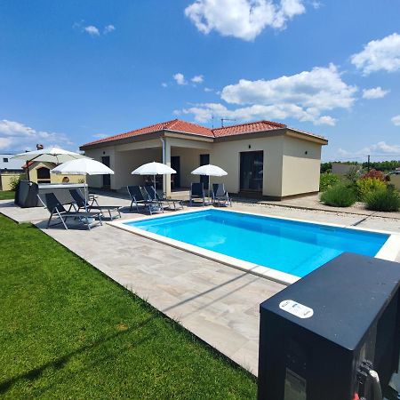 Villa Mattina, With Heated Pool And Jacuzzi Privlaka  Zewnętrze zdjęcie