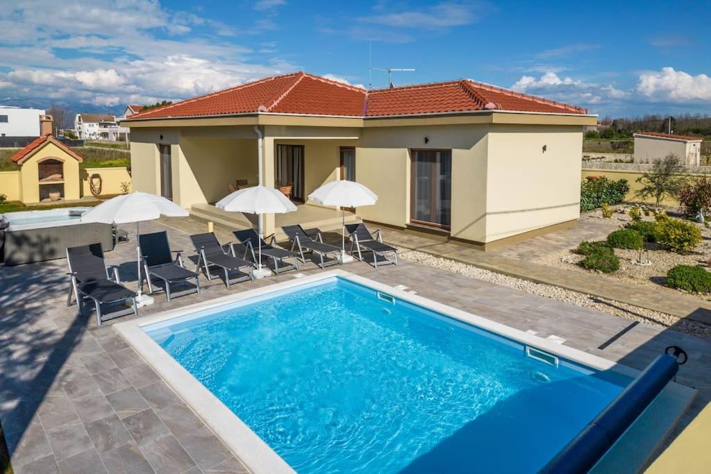 Villa Mattina, With Heated Pool And Jacuzzi Privlaka  Zewnętrze zdjęcie